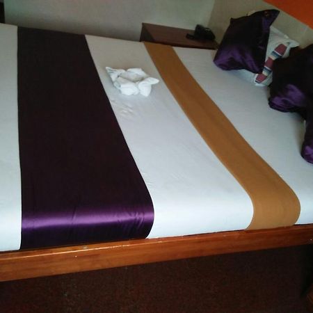 Hotel Q Deck Мумбаи Экстерьер фото
