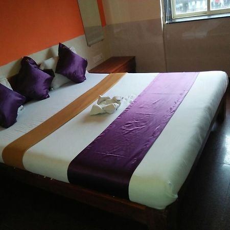 Hotel Q Deck Мумбаи Экстерьер фото