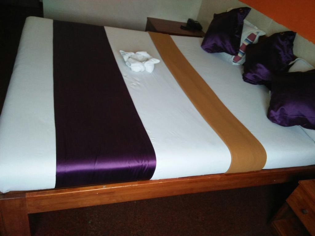 Hotel Q Deck Мумбаи Экстерьер фото