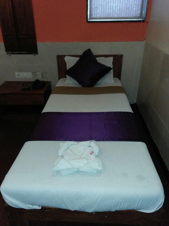 Hotel Q Deck Мумбаи Экстерьер фото