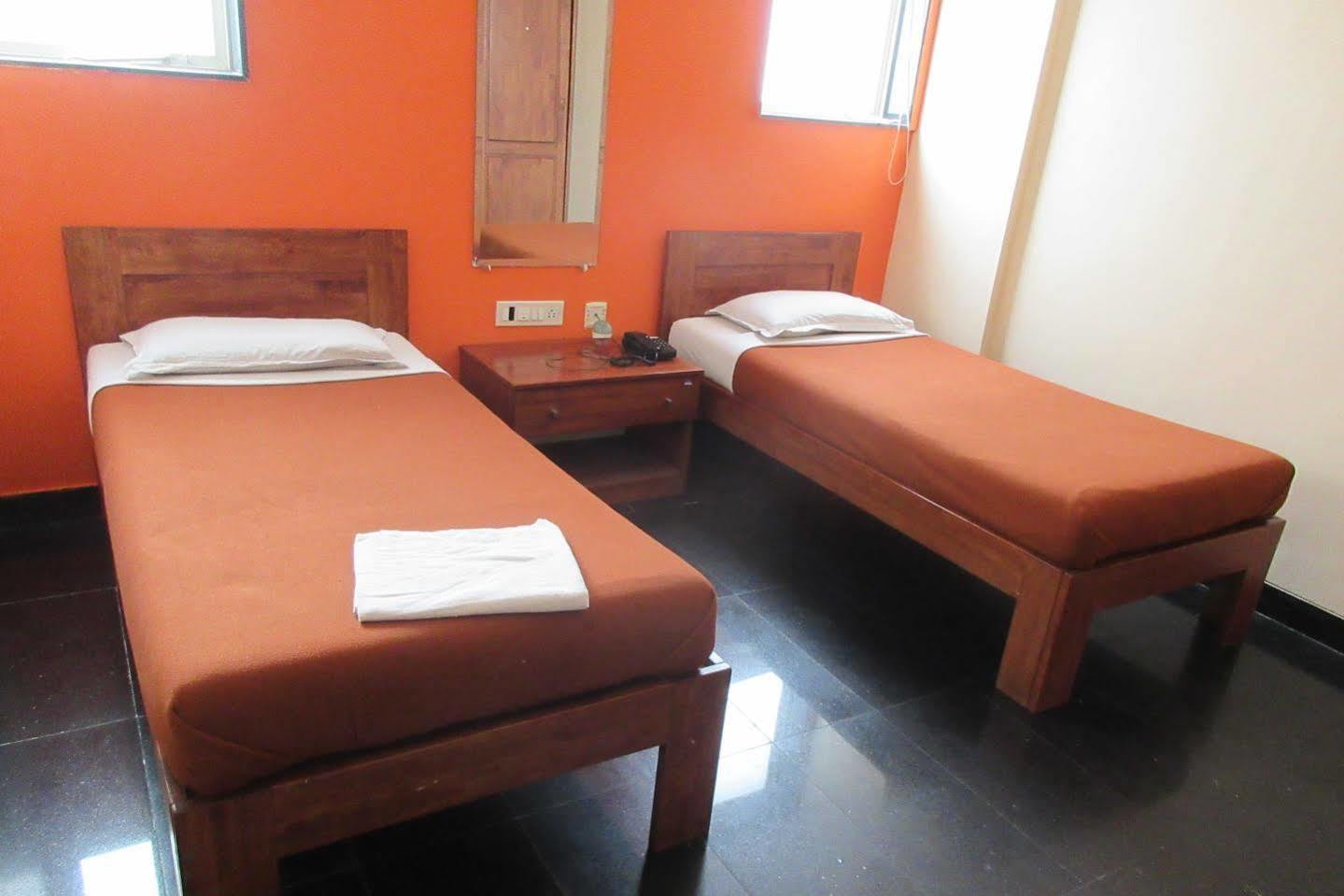 Hotel Q Deck Мумбаи Экстерьер фото